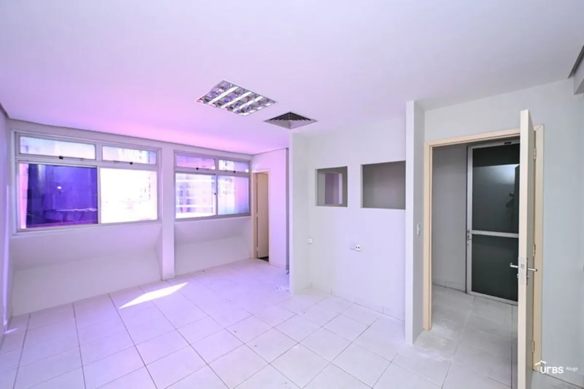 Sala comercial com 26 m², banheiro e 1 vaga de garagem. Localizada no Edifício P...