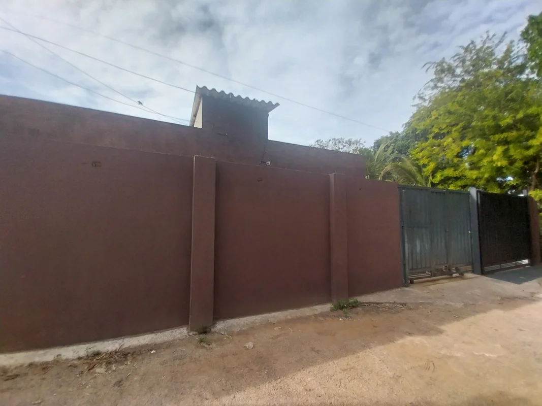 Leia com atenção o anúncio:São 2 casas de 2 quartos no mesmo lote, entrada indep...