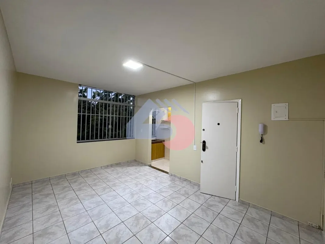 APARTAMENTO SALA E QUARTO, POSIÇÃO NASCENTE COM MUITOS ARMÁRIOS NA SQS 410, ASA ...