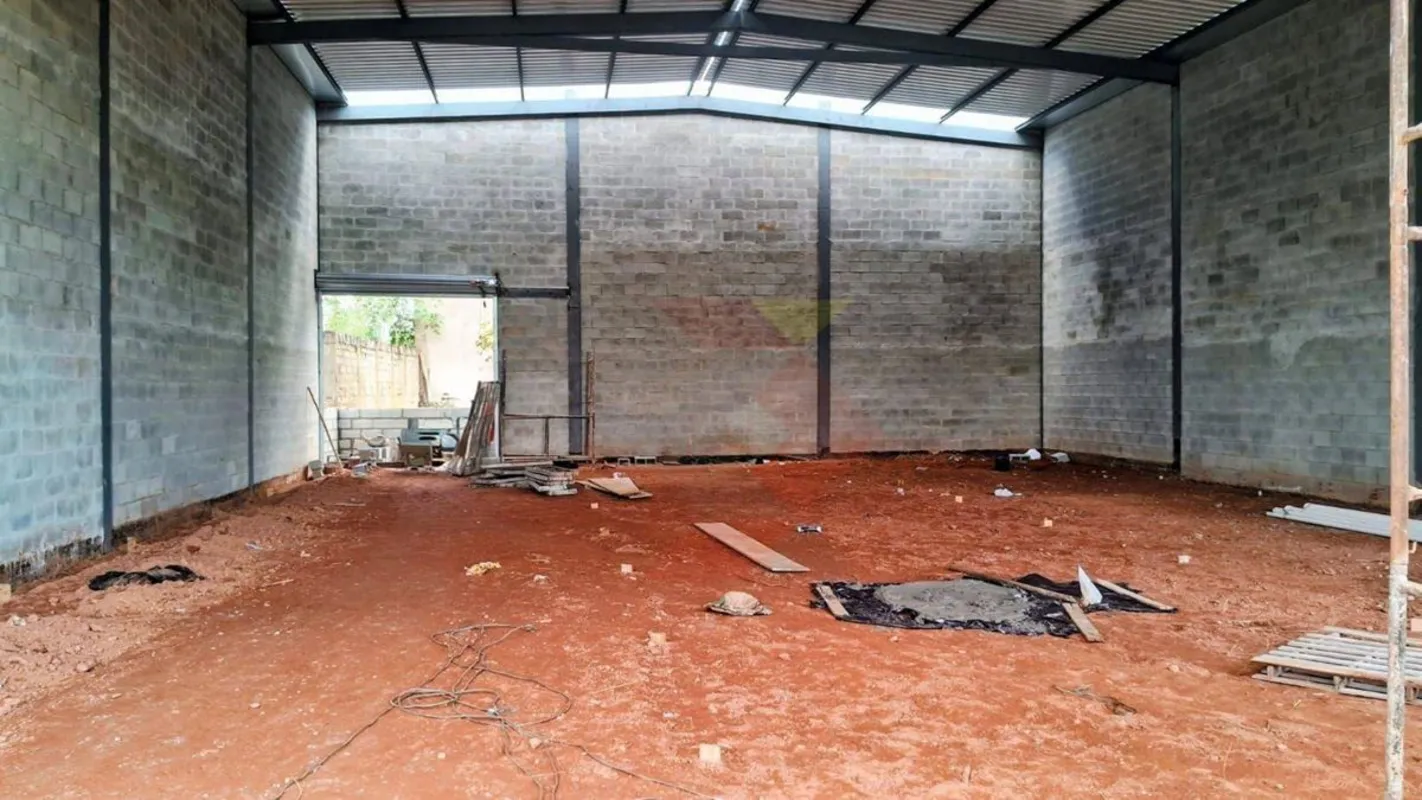 364m² de área total, sendo 264m² de área construída, 2 banheiros, copa, corredor...