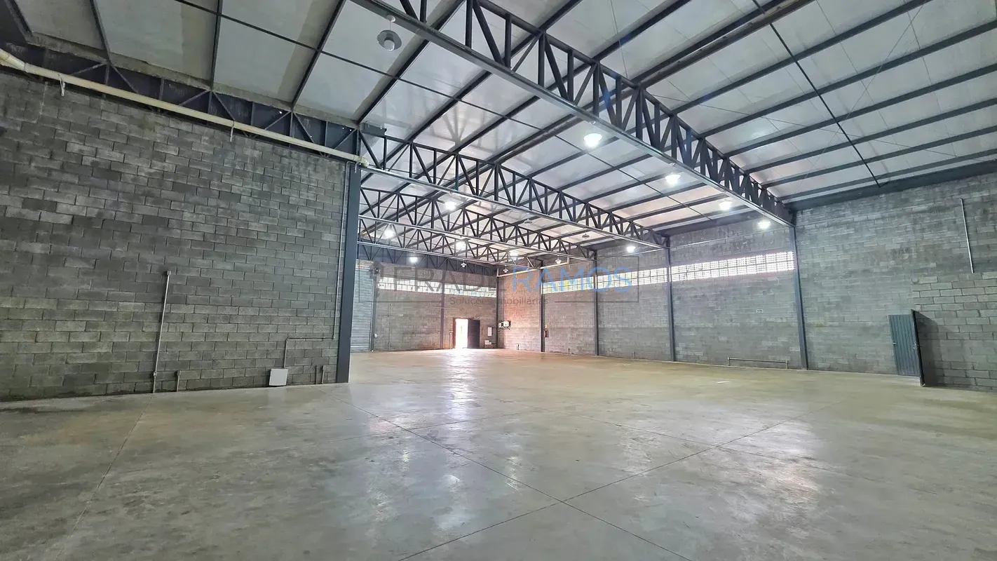 Galpão 530m² Pé Direito 7m Esquina Próx. Anel Viário Portas AutomatizadasGalpão ...