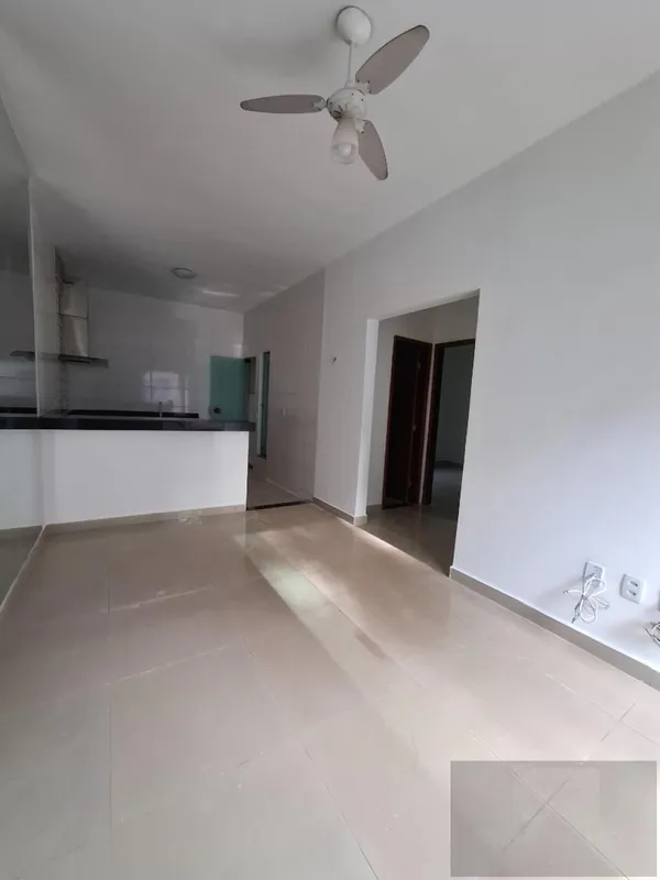Casa com 02 quartos, sendo 01 suíte, sala ampla, cozinha americana, banheiro soc...
