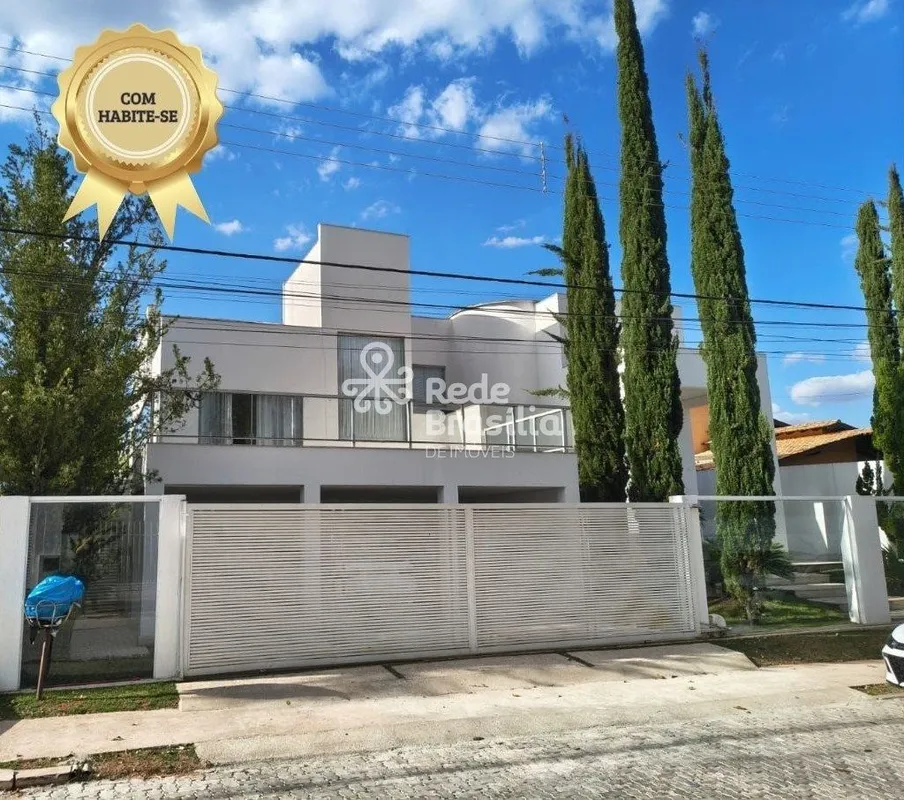 Tem casas que foram construídas para quem vive sem concessões. Esta é uma delas....