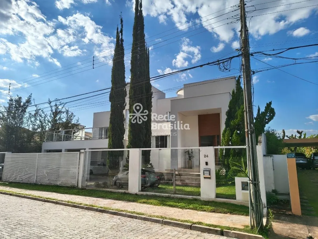 Tem casas que foram construídas para quem vive sem concessões. Esta é uma delas....