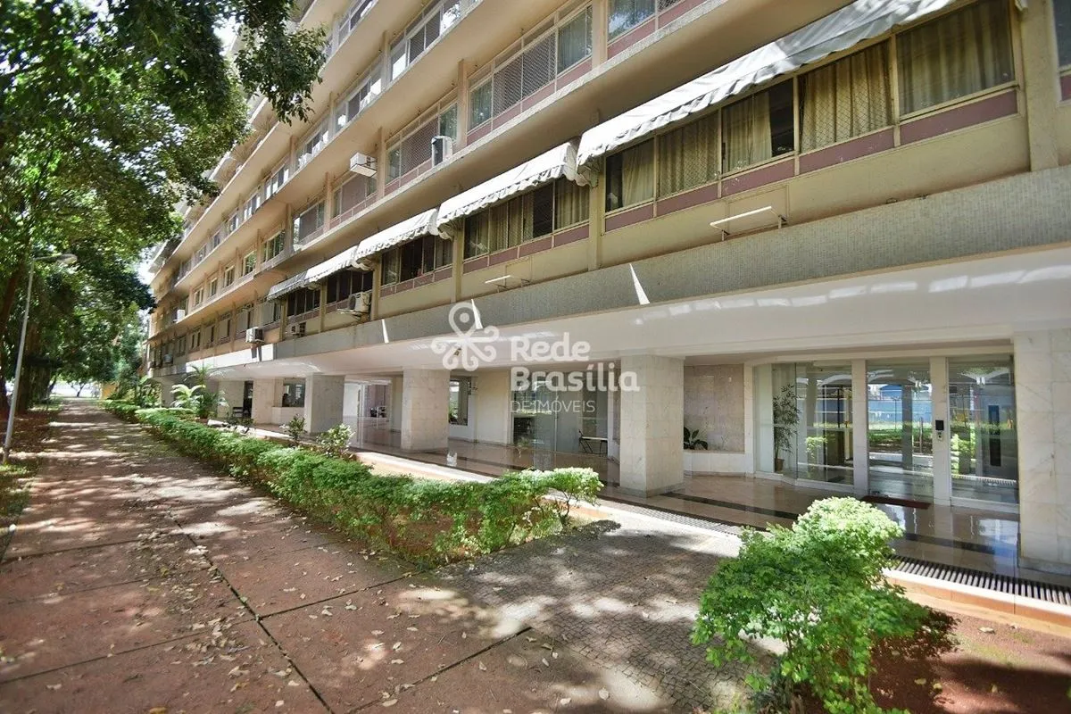 Viva o privilégio de morar na desejada SQS 313, uma das quadras mais tradicionai...