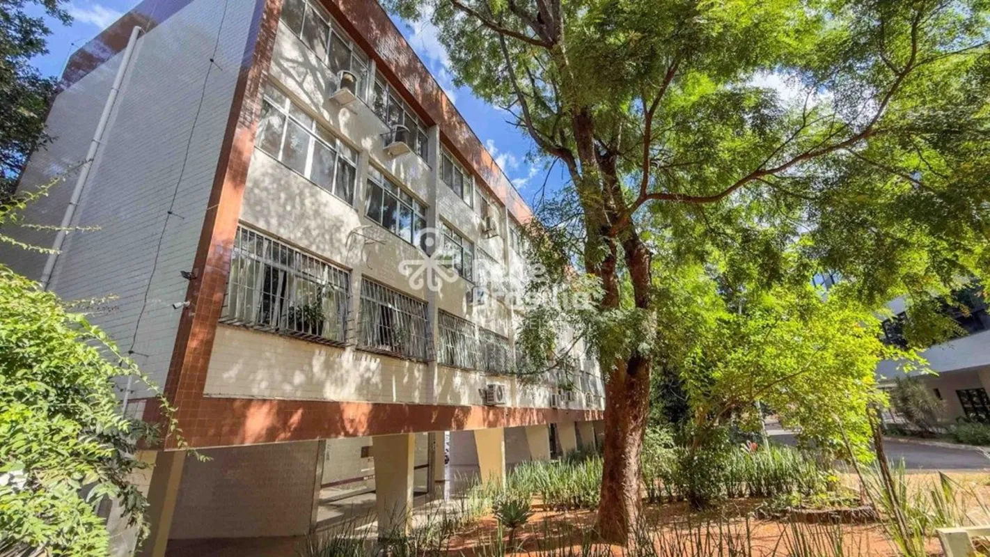 Apartamento amplo, funcional, vazado e muito bem ventilado, localizado na tradic...