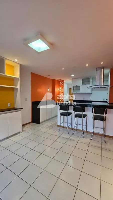 Viva com conforto e praticidade neste charmoso duplex no Via Place, com ambiente...