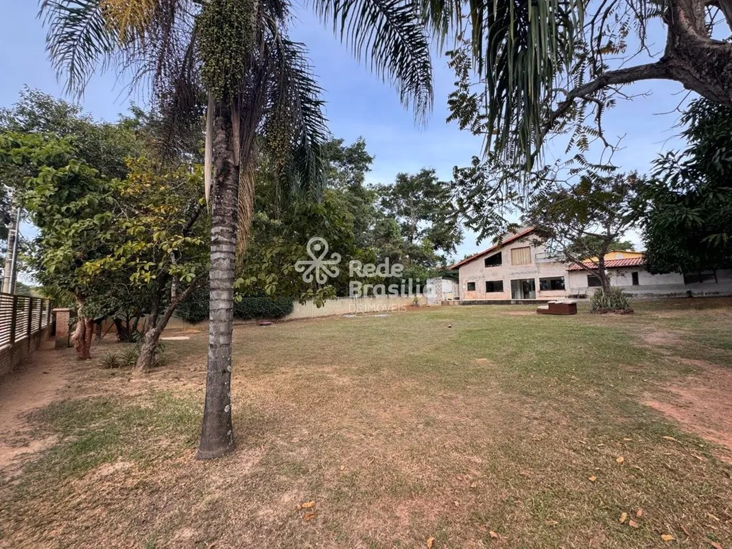 Venha conhecer esta casa no Condomínio Verde em um amplo terreno com muito espaç...