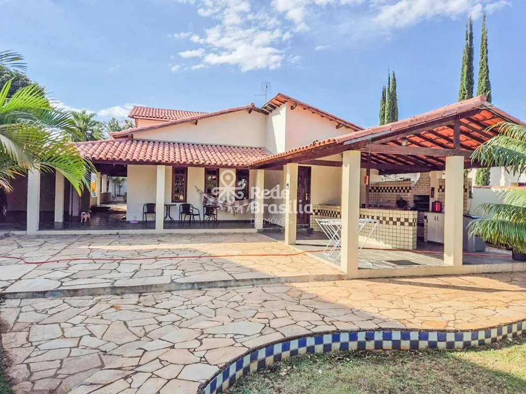 Casa para locação no Condomínio Portal do Lago Sul, no Jardim Botânico. Imóvel a...