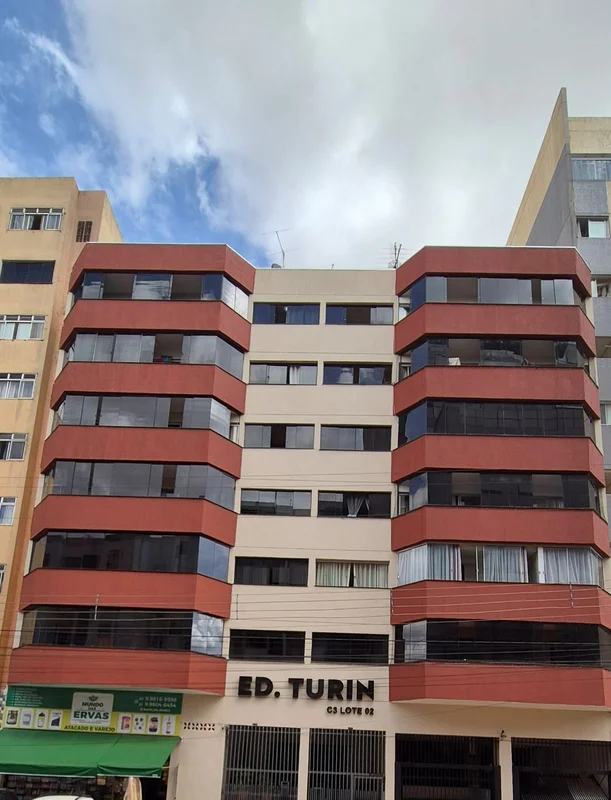 Apartamento com excelente varanda com acesso pelos dois quartos, iluminado, arej...