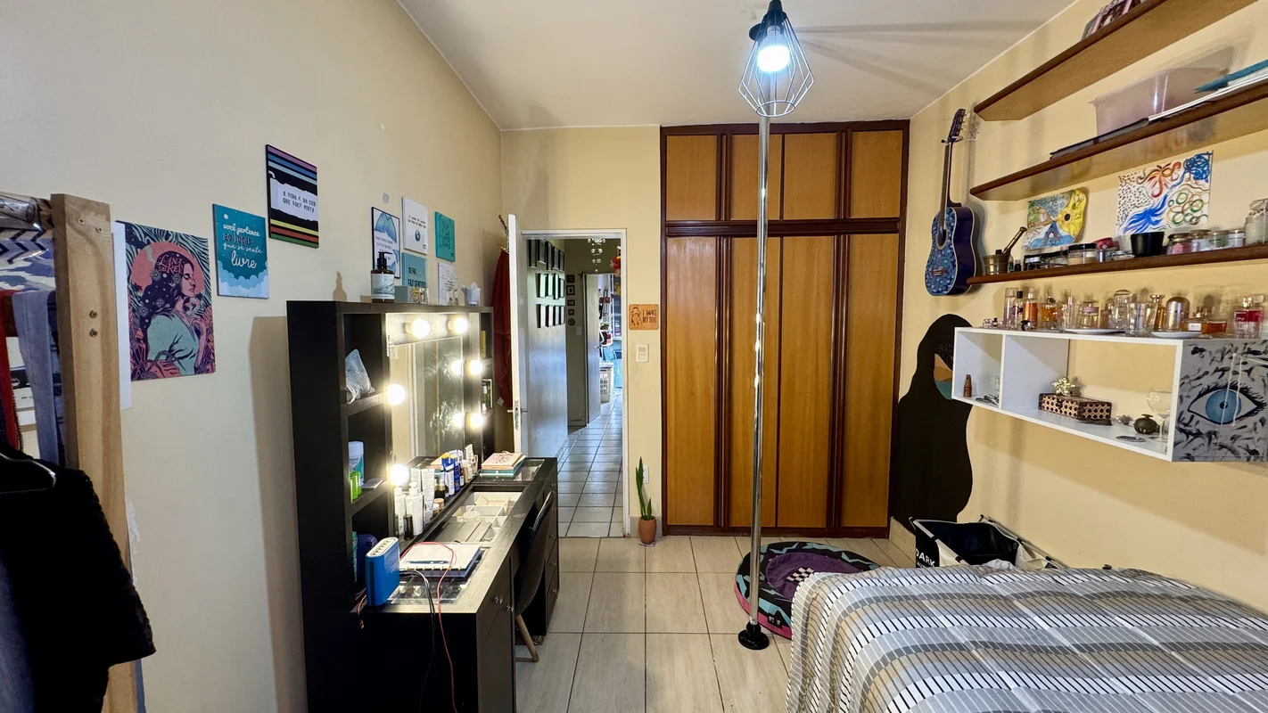 61 98159 5548Descubra um apartamento confortável e bem localizado na SQS 402, na...