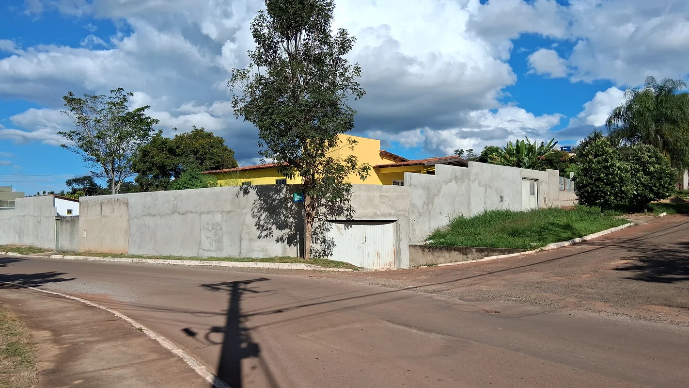 Descubra um lar acolhedor na Rua Rodovia DF 0250 KM 2,5, dentro do Condomínio Ma...