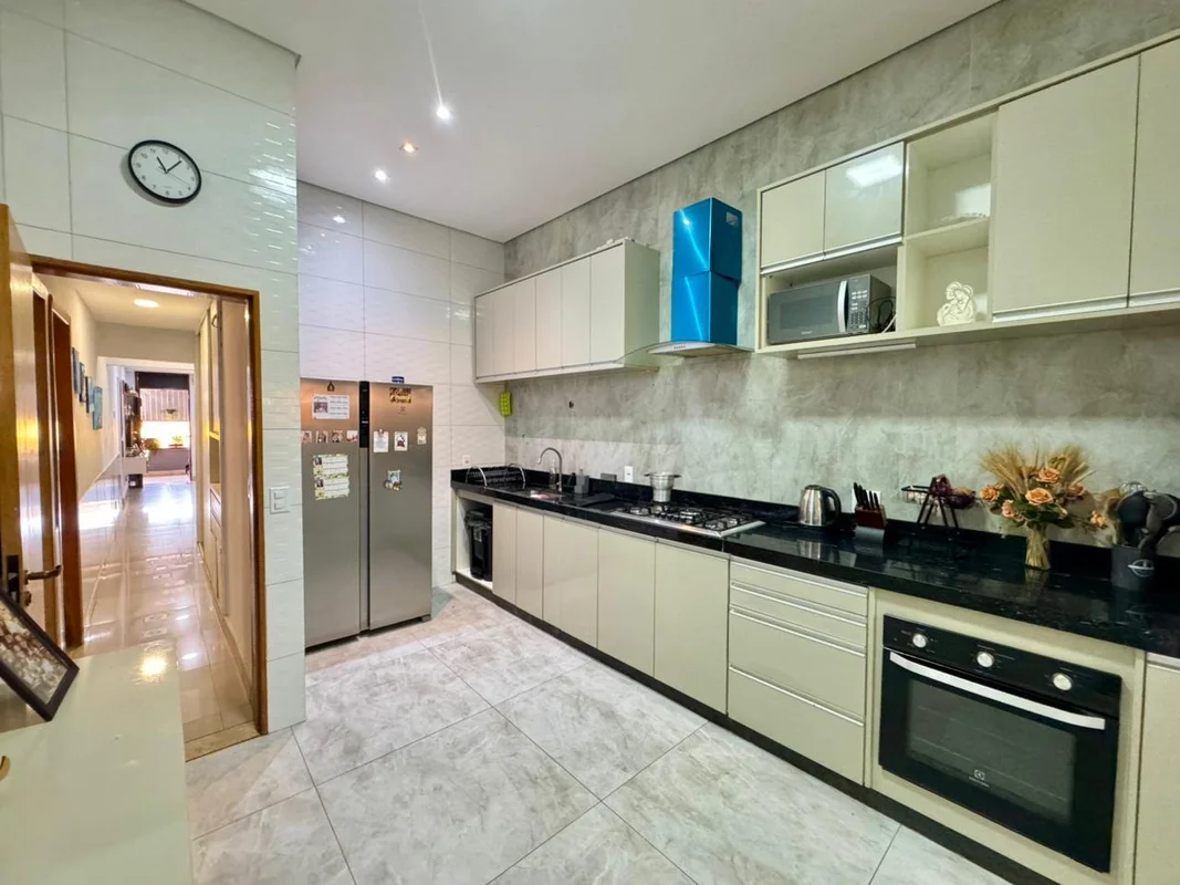 BELÍSSIMA CASA REFORMADA NA QUADRA 12 DO CRUZEIRO VELHO — R$ 1.290.000More em um...