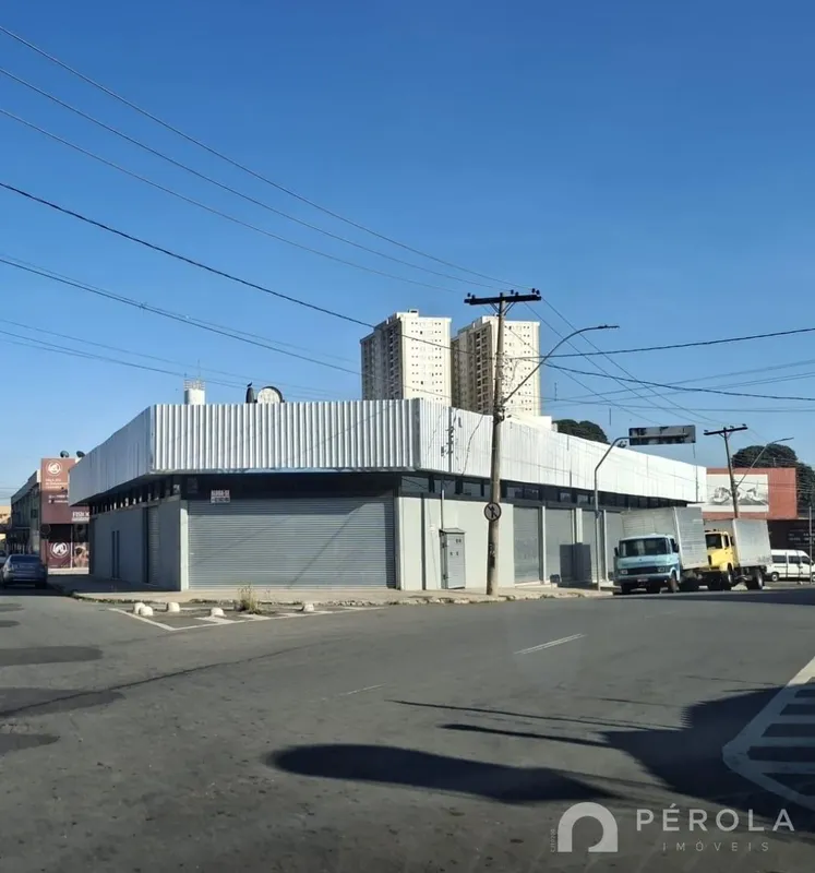 Sala comercial com 200m². Possui um banheiro e piso usinado e desempenado. Abaix...