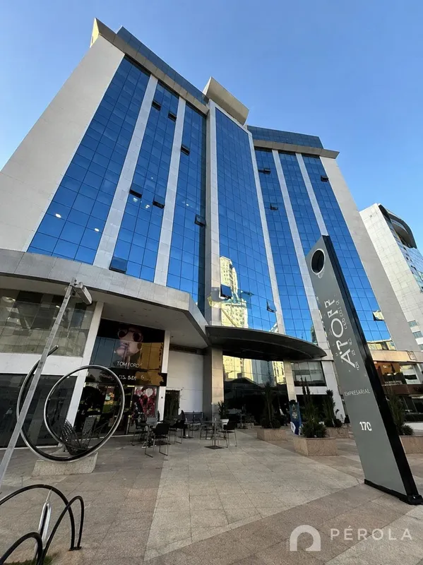 Sala comercial com 60m². Possui três ambientes bem distribuídos, recepção e banh...