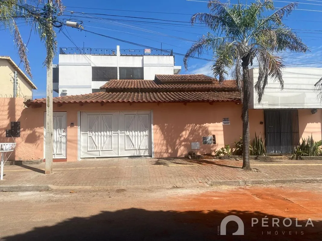 Casa com três quartos sendo três suítes, uma sendo master com closet e hidromass...