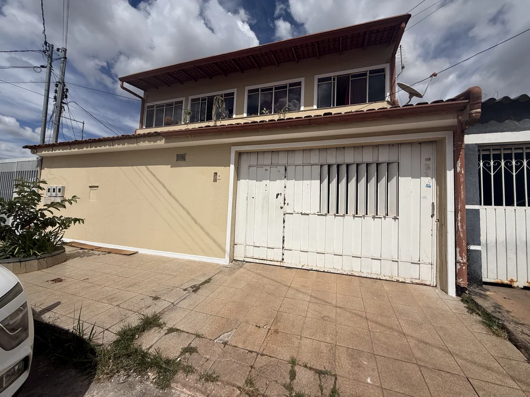 Casa terea, sala ampla, suite, cozinha. Area de serviço, dois quartos separados,...