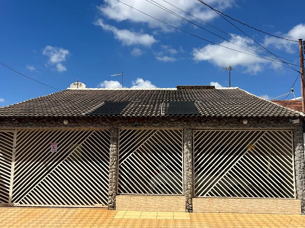 Linda casa estilo colonial, ampla, bem conservada e pronta para morar, localizad...
