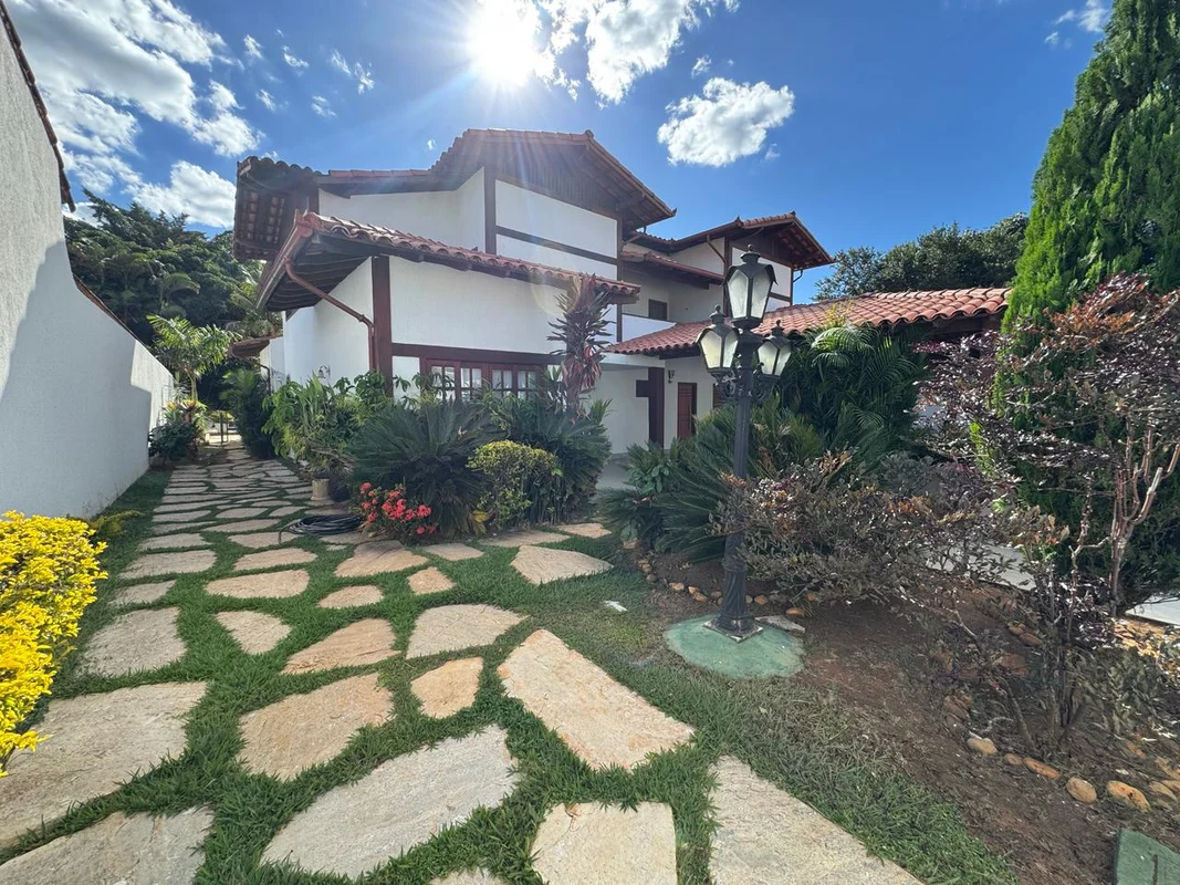 Imagine morar em uma casa exclusiva no coração do Lago Sul, em Brasília, na reno...