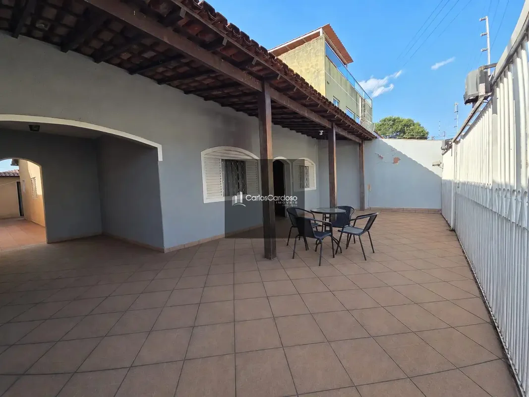 Uma casa ampla!- 3 Quartos sendo 1 suíte, ideais para sua família- 2 banheiros -...