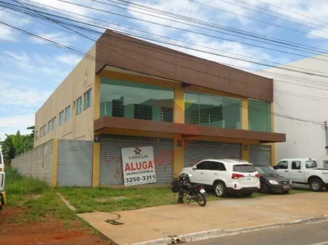 Galpão com vão livre de 281,24m², contendo 2 banheiros, 2 salas em divisória, co...