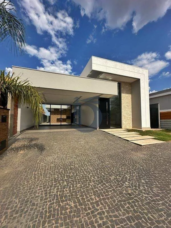Casa térrea em condomínio fechado com aprox. 200m² de área construída em 360m² d...