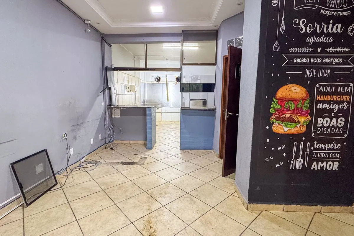 Sala com 37 m2, banheiro, piso ceramica. Localizada no predio do Correio Serrinh...