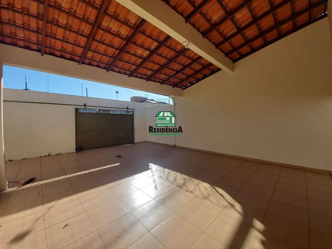 Casa contendo :-03 quartos sendo 01 suíte com box espelhos e armários, -Banheiro...