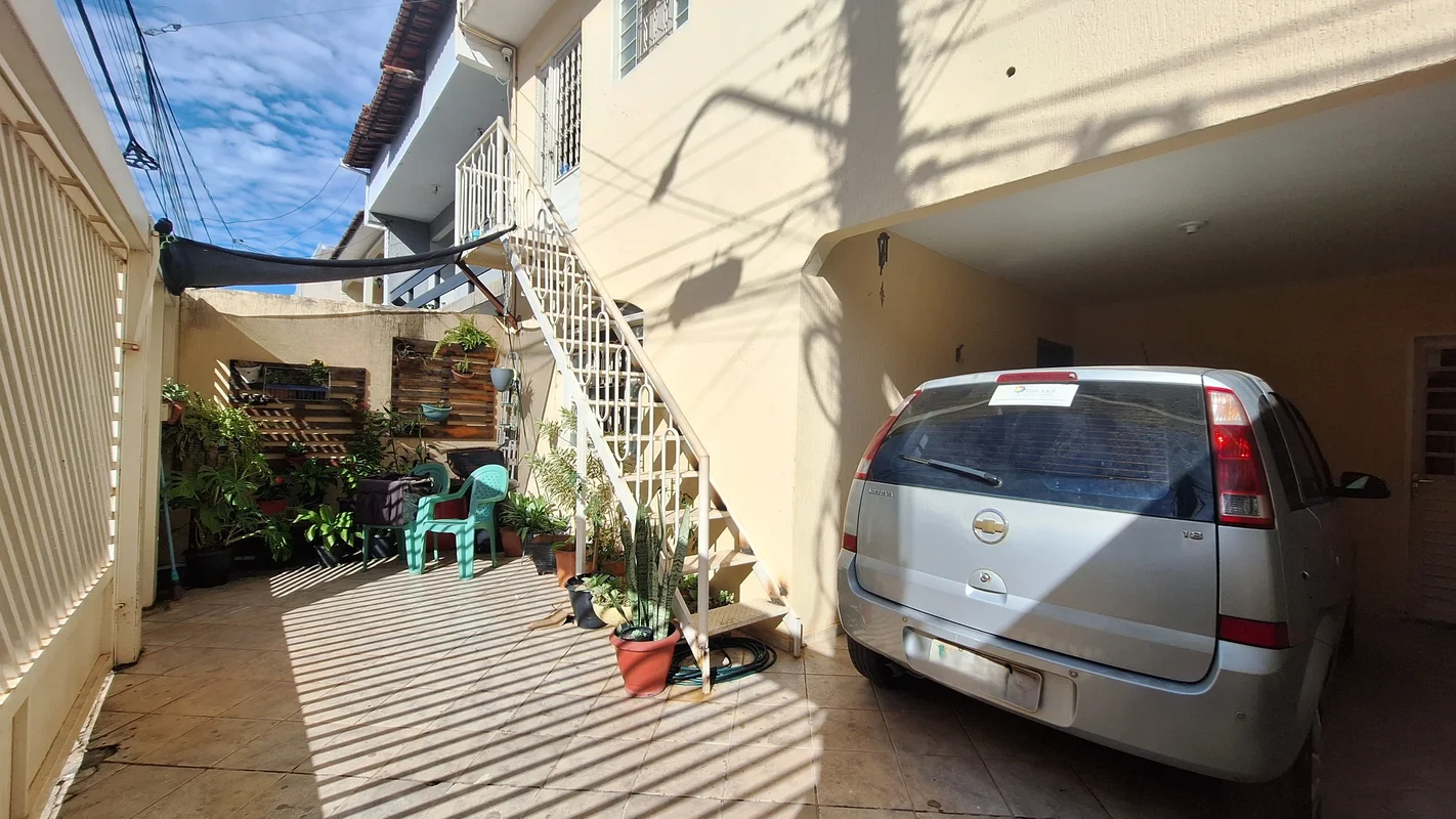 QE 44! Casa com 3 pavimetnos e 3 apartamento de 2 quartos, por apenas R$ 850 mil...