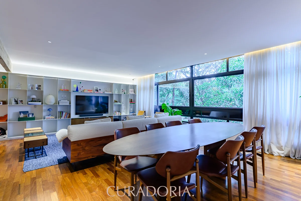 Situado em tranquila quadra da Asa Sul, este apartamento oferece uma localização...