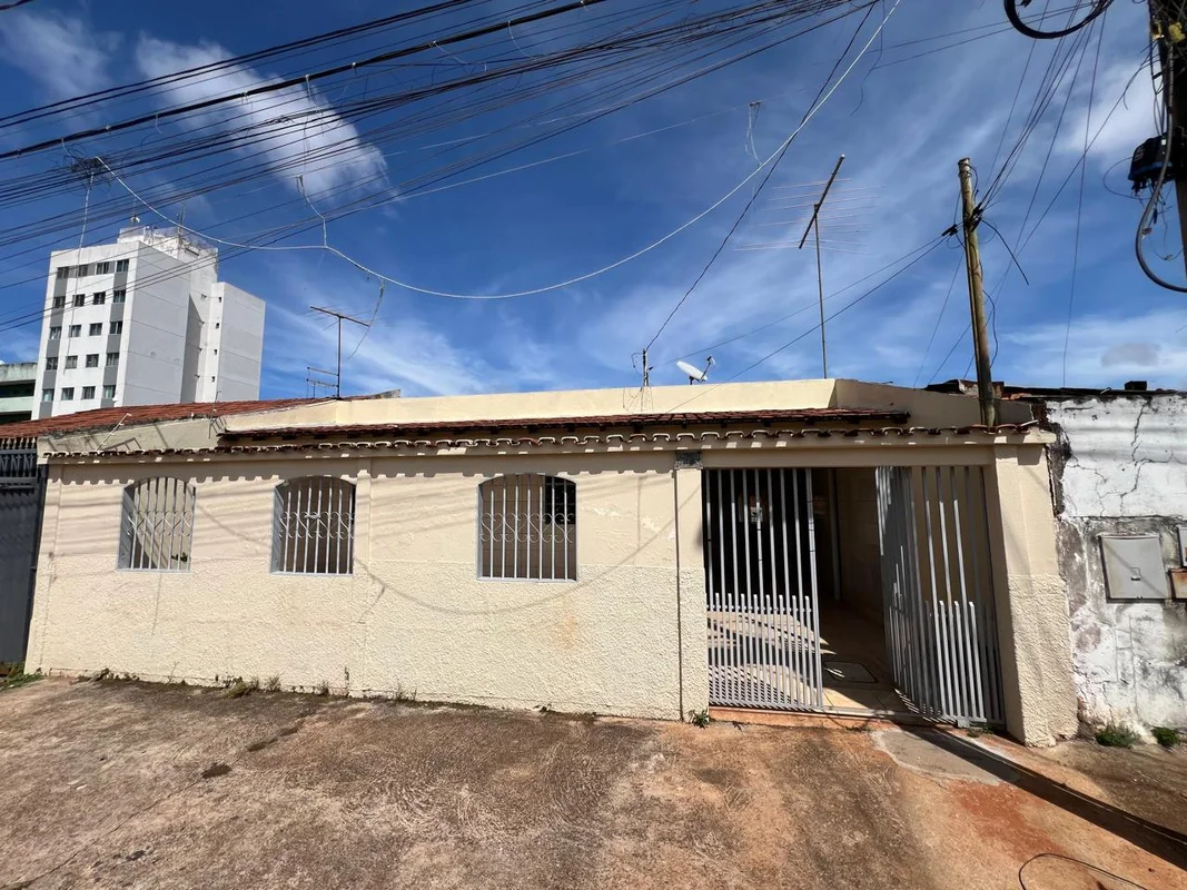 Casa charmosa em lote de 250m², oferecendo conforto e praticidade. Com três quar...