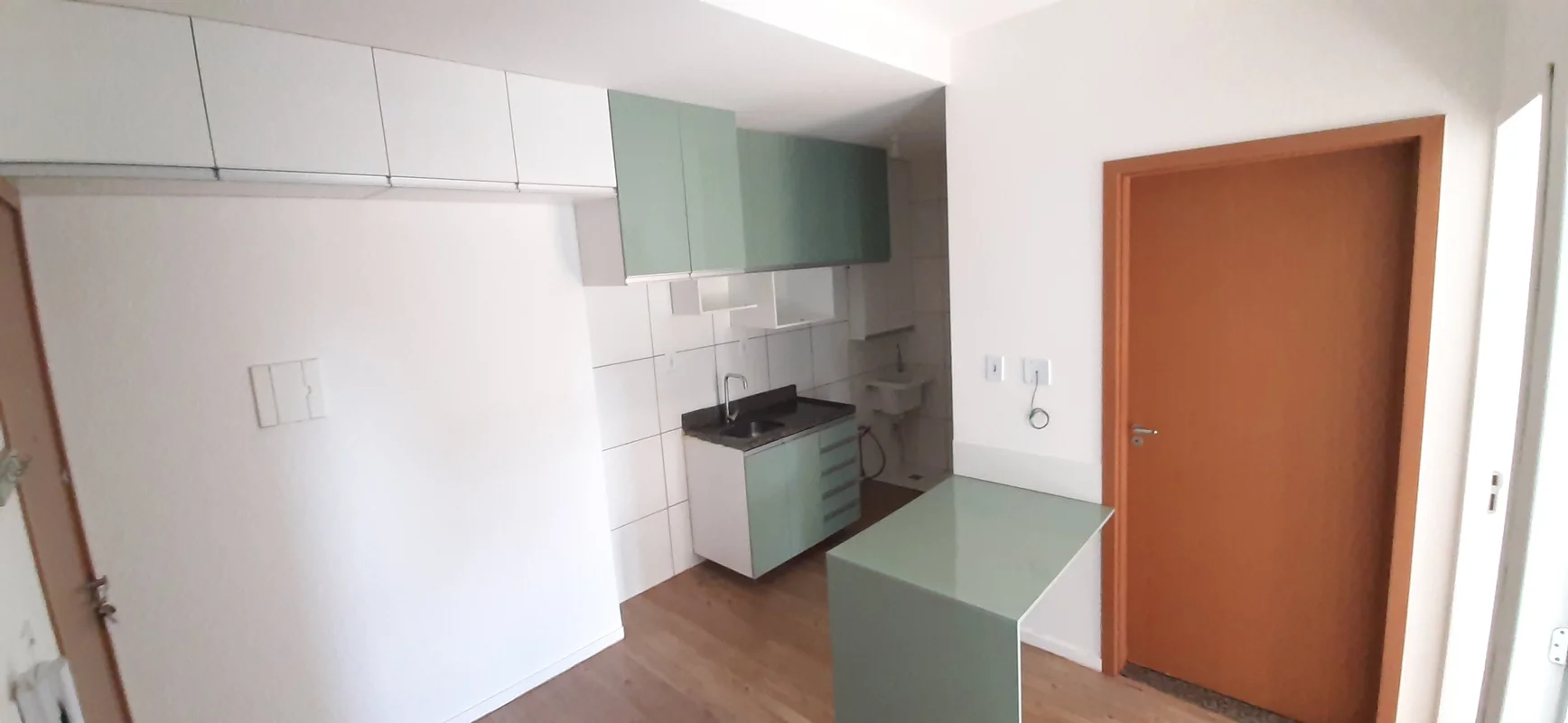 Apartamento com 02 quarto, sala conjugada com a cozinha e área de serviço, varan...