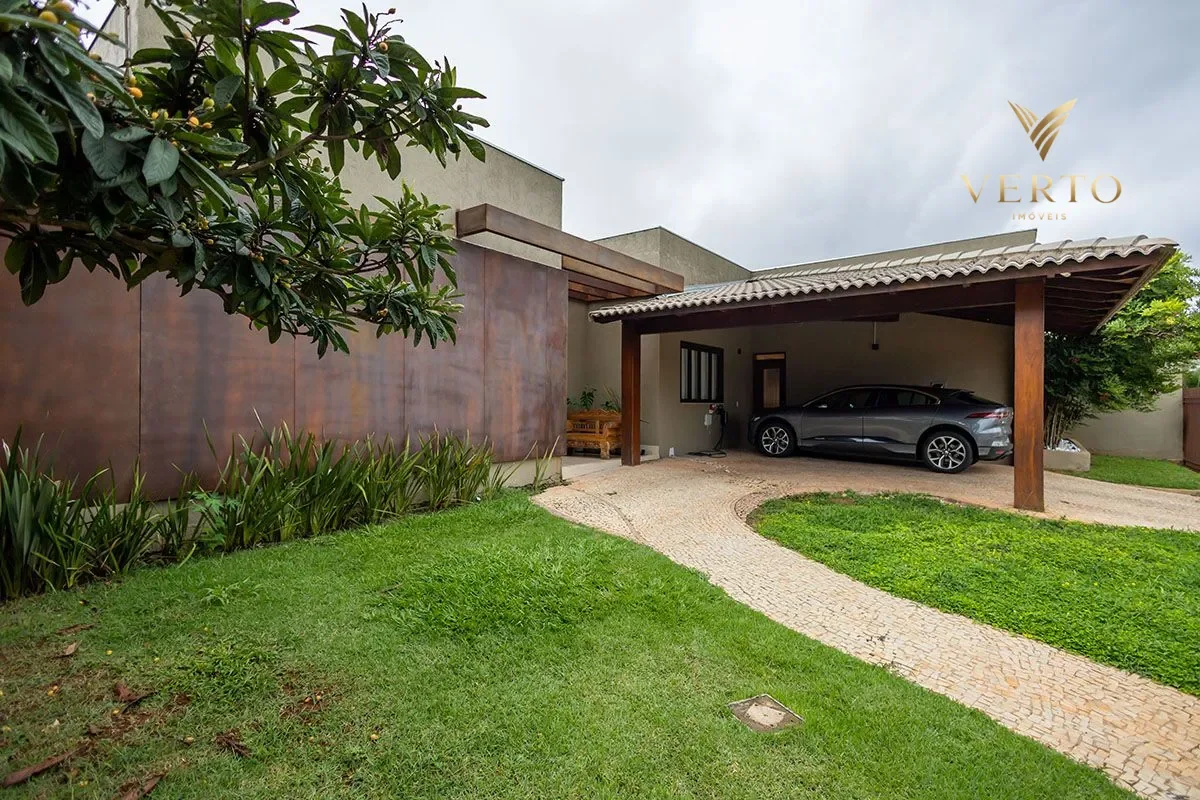 CASA TÉRREA E MODERNA À VENDA MOBILIADA NO LAGO SULCom área útil construída de m...