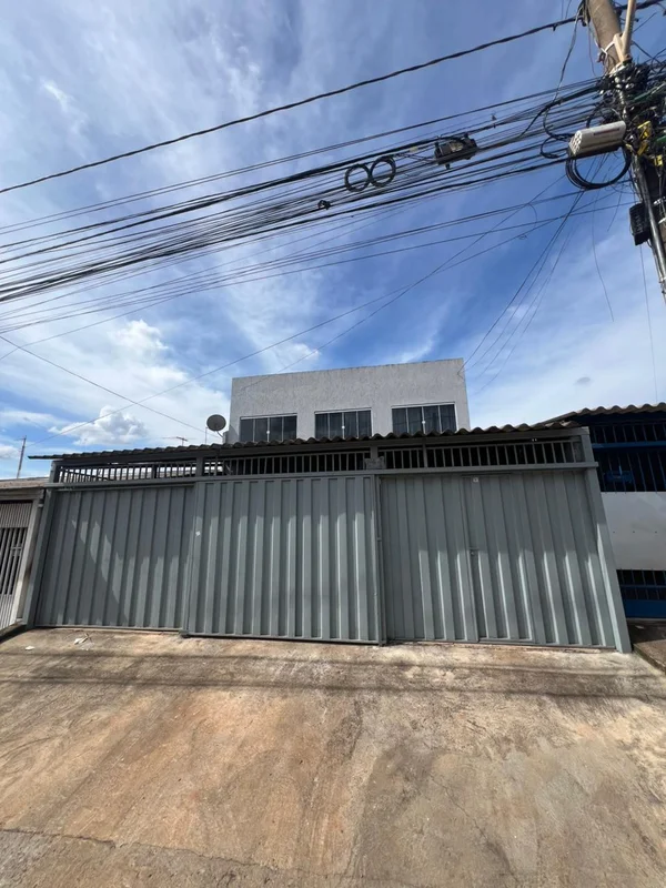 Excelente oportunidade para moradia e investimento! Sobrado amplo e bem distribu...