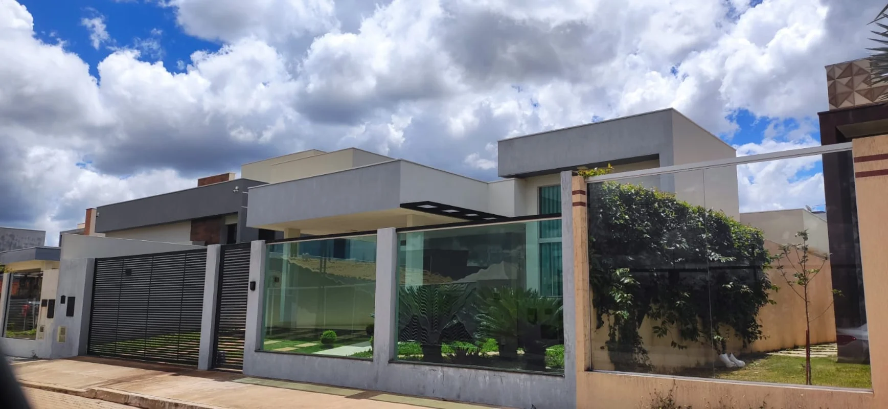 CABV quadra 106, térrea:* Lote 504 m²;* 201 m² de Área construída;* Escriturada;...