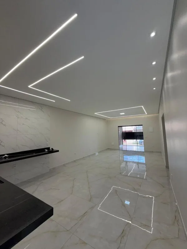 CASA MODERNA - RECEM CONSTRUÍDA 03 QUARTOS-SUITE-QNP 15 P NORTE- Lote 135m²Detal...