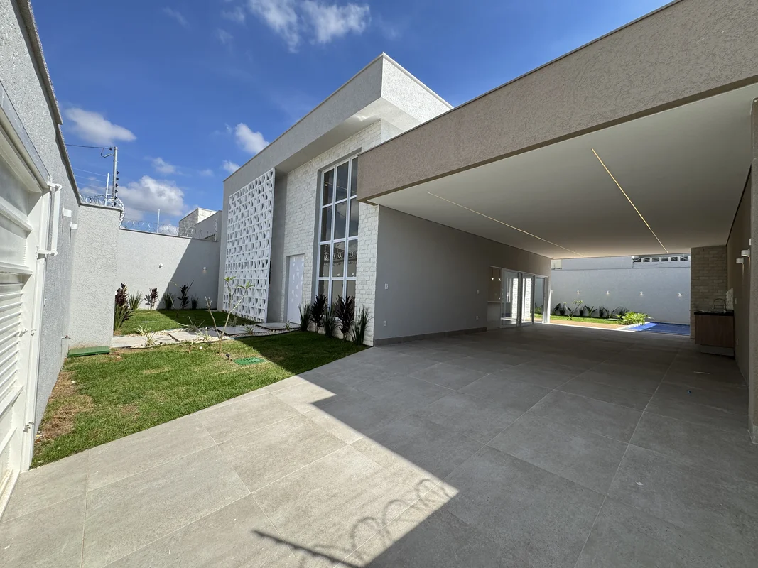 - Casa Alto Padrão com 4 Suítes plenas, no Jardim Atlântico. - Perto de restaura...
