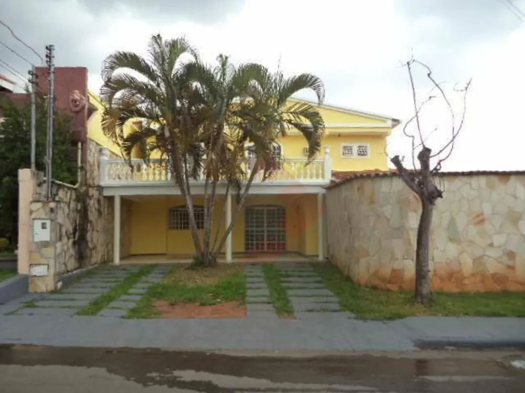 Sobrado de 290m² no Jardim Atlântico, Goiânia, com 3 dormitórios. A casa conta c...