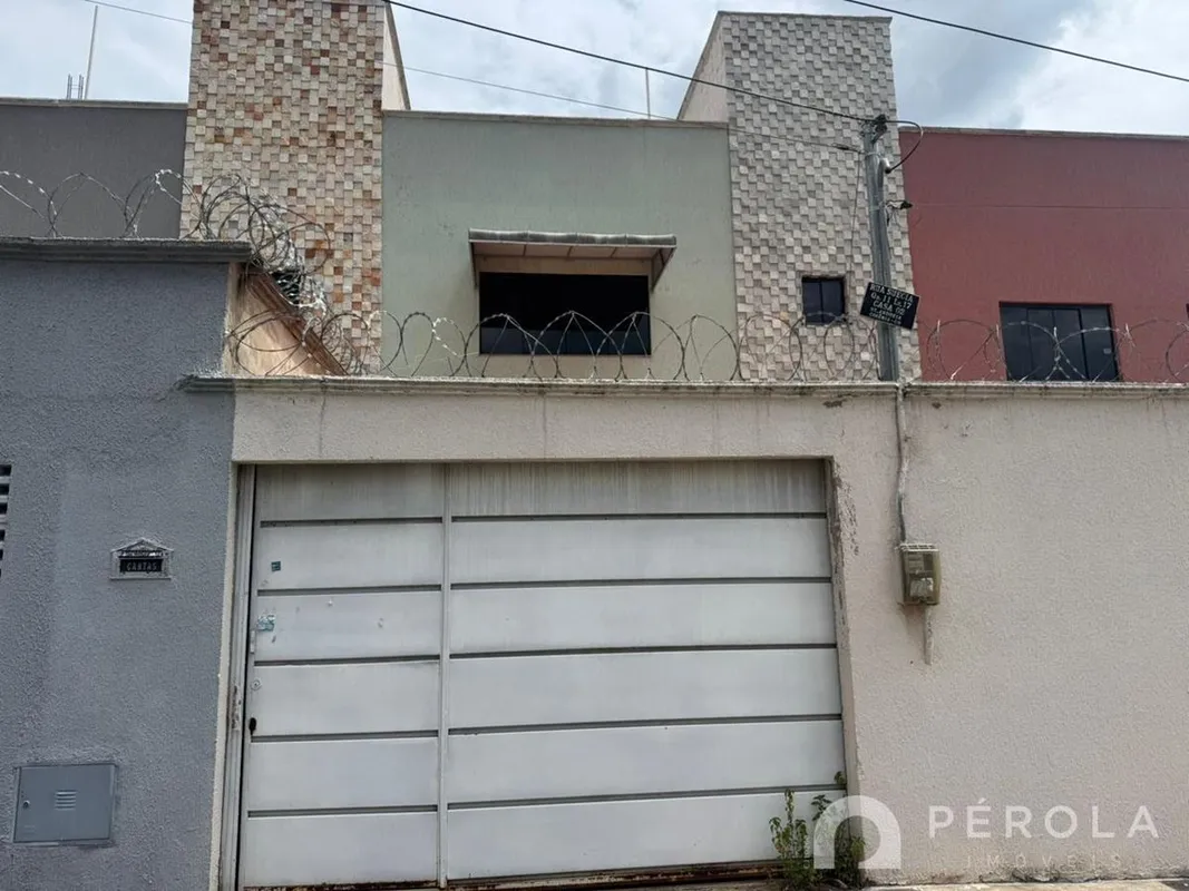 Sobrado com dois quartos sendo uma suíte, banheiro social, lavabo, sala para doi...