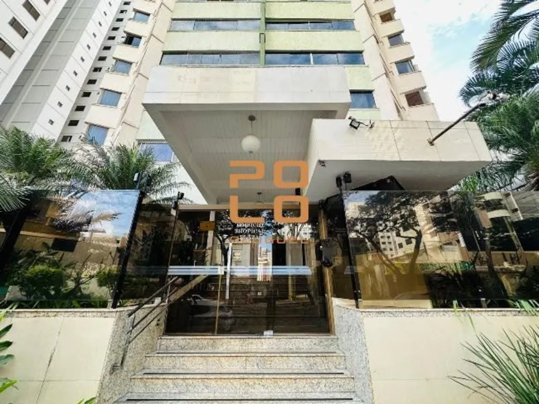 Apartamento no 8° andar com três quartos com armários, sendo uma suíte com ar co...