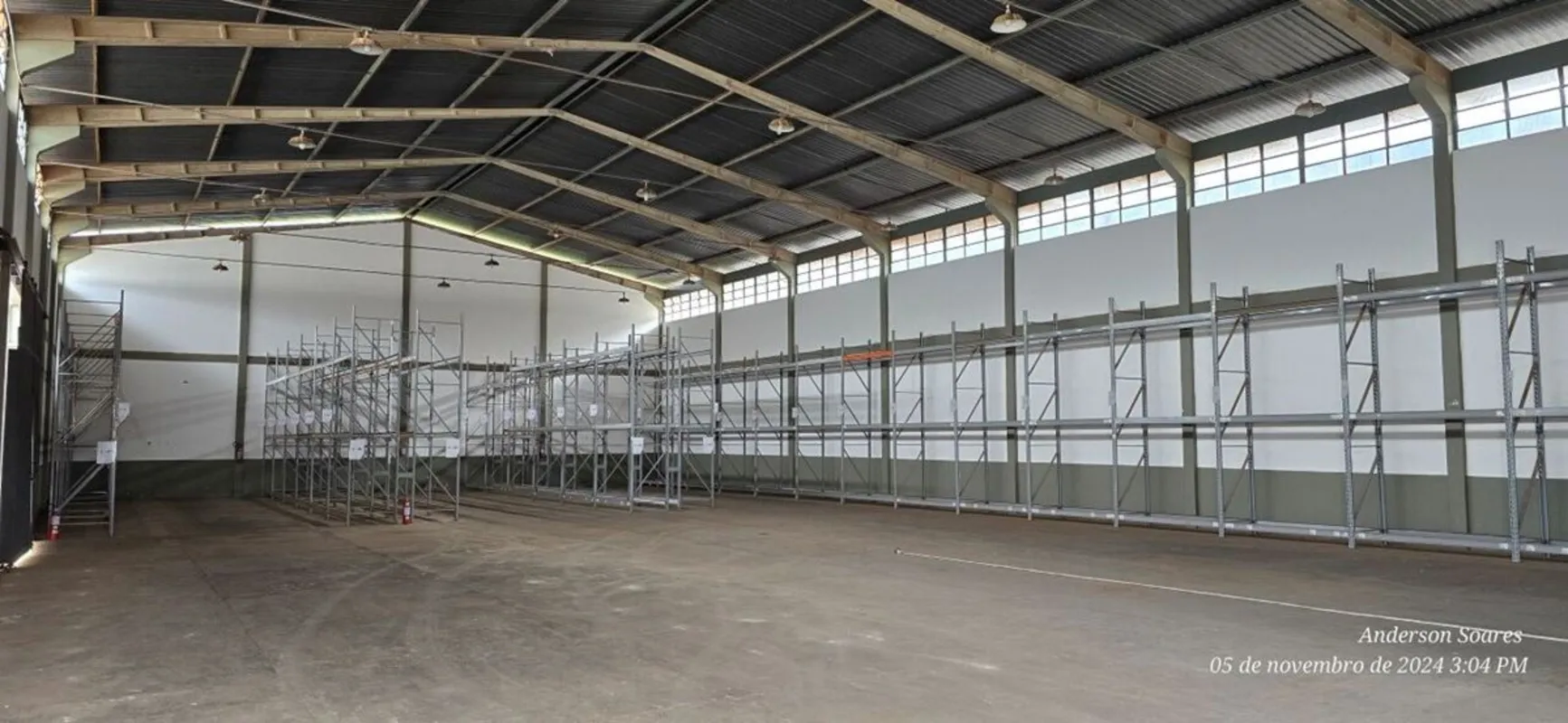 Área de armazenamento com 850m²;Pé Direito com 7m;piso usinado;dois portões de a...