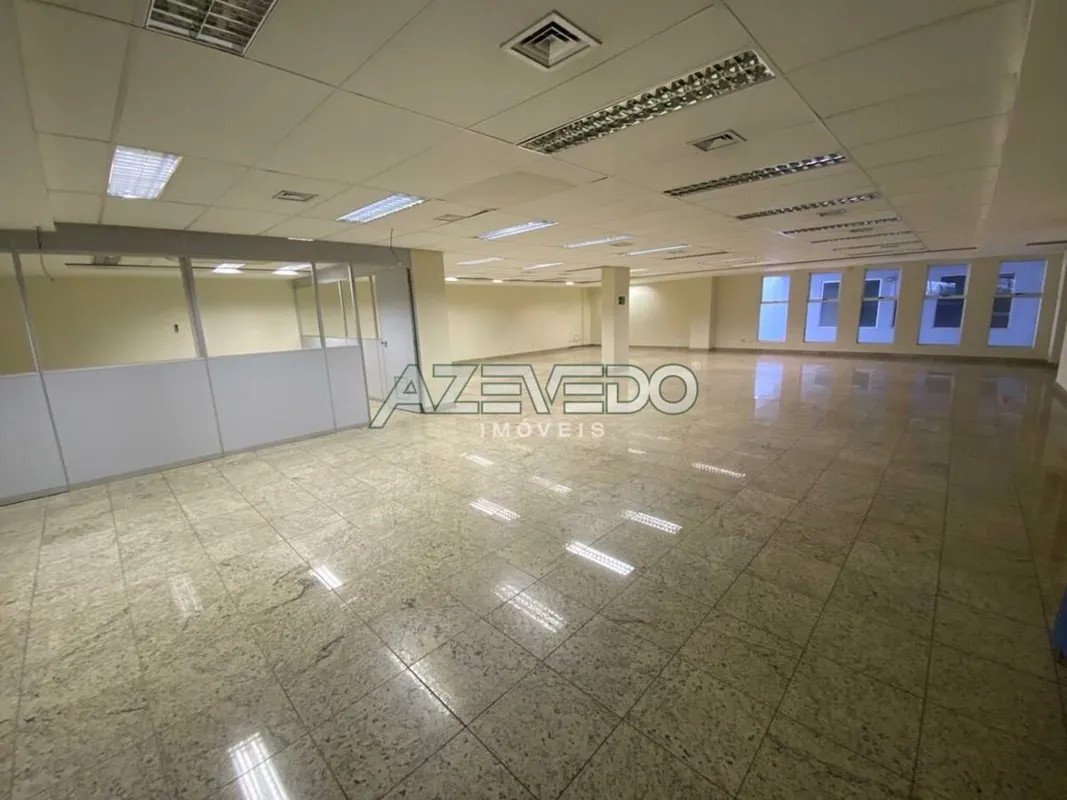 Edifício comercial com 4.862 m² de área edificada, distribuídos em 5 pavimentos ...