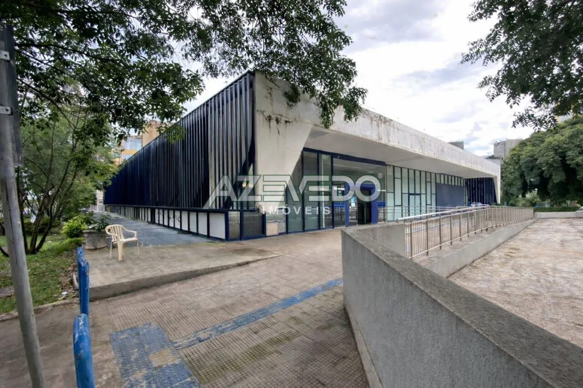 Com 3.517,50 m² de área construída, distribuídos em térreo (1.333 m²) e subsolo ...