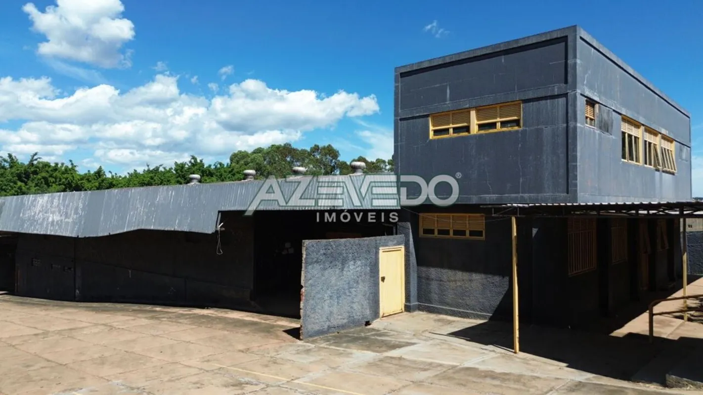 Imóvel industrial com 3.400 m² de área total e aproximadamente 1.400 m² de área ...