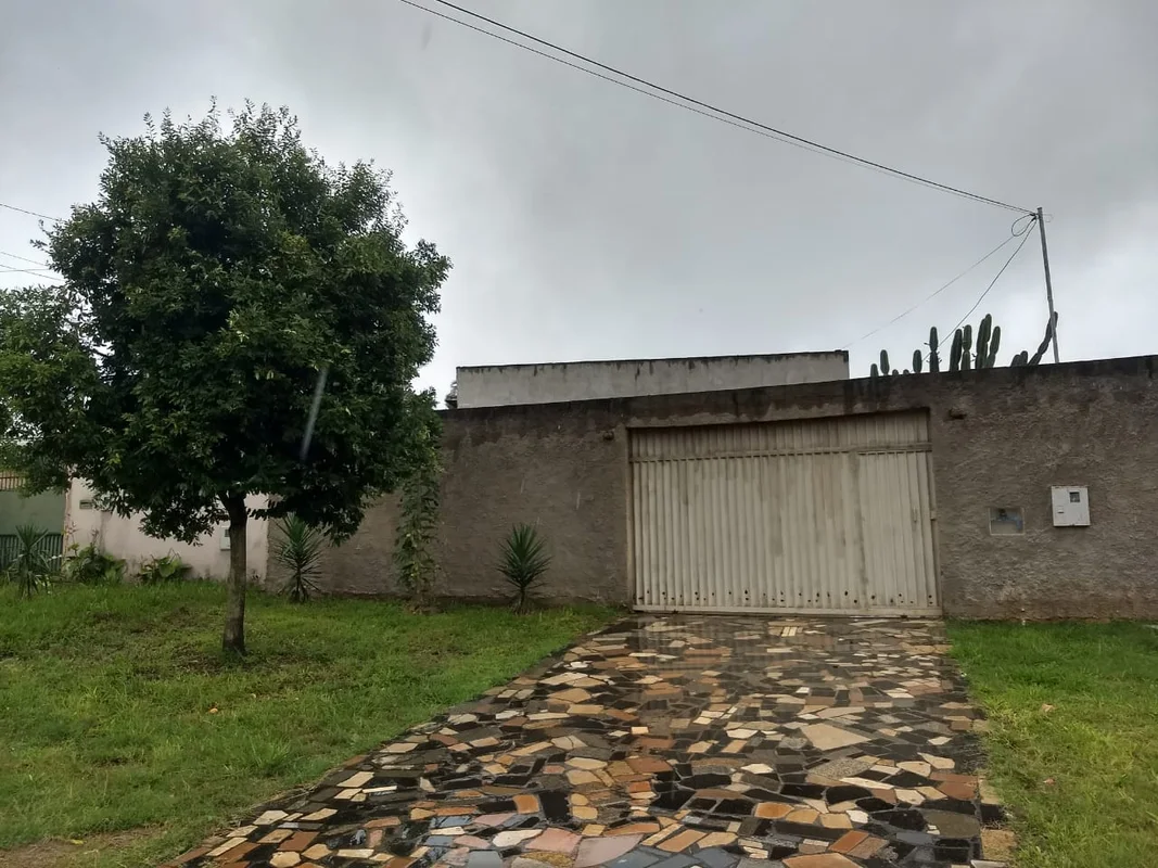 Descubra uma casa confortável e espaçosa na Rua 10 Chacará, nº 95, no bairro Vil...
