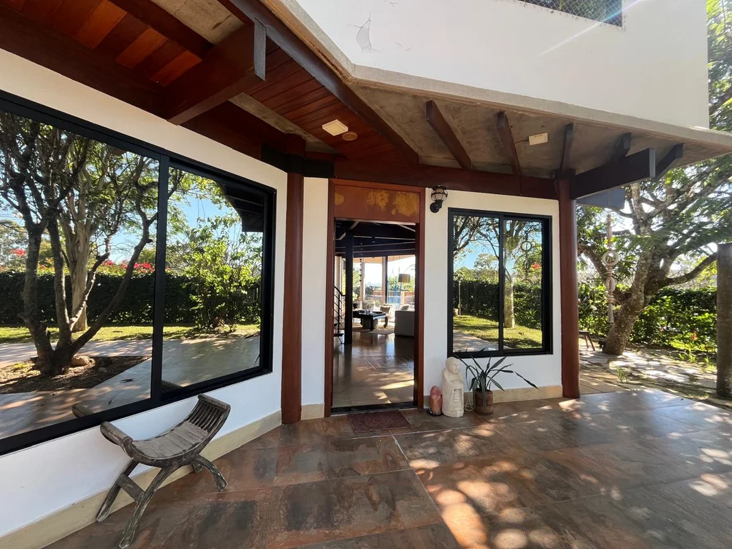 Entre o verde, a madeira e o horizonte, existe um lugar raro.Uma casa com person...