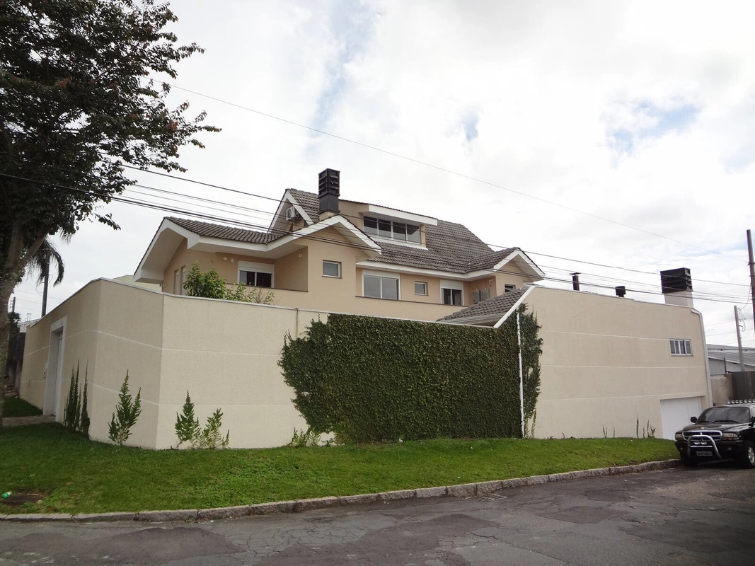 Descubra uma casa única na Rua Alferes Poli, no bairro Parolin, em Curitiba, PR....