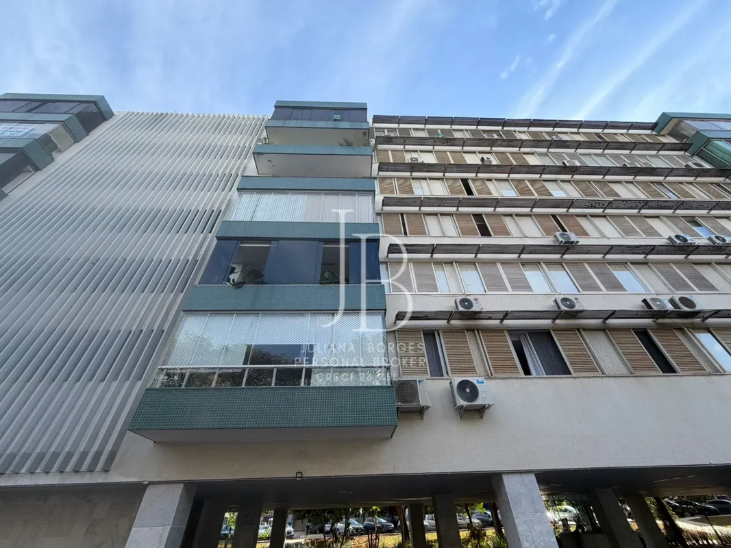 Vendo com "EXCLUSIVIDADE" apartamento na asa norte, vista livre , andar alto.Com...