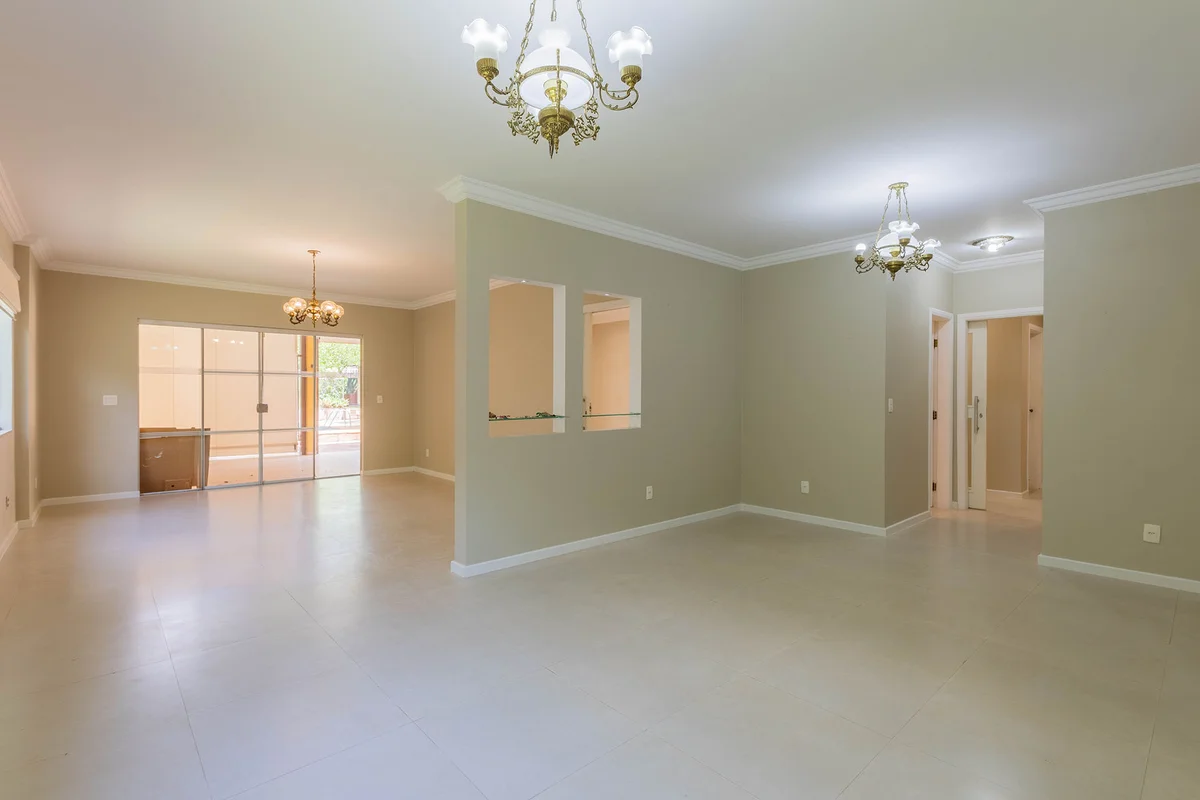 Na exclusiva SHIS QI 27 - próximo a ponte JK, esta casa reúne espaço, conforto e...