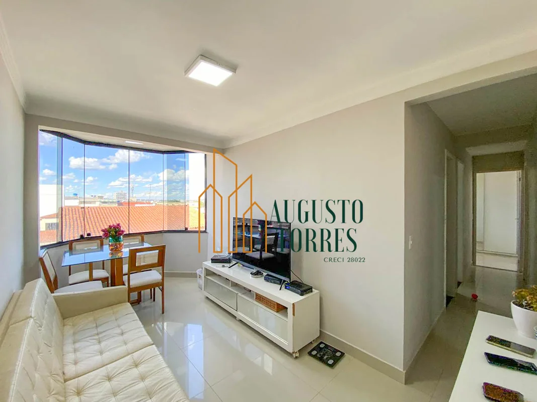 Apartamento no 3º andar. Nascente.Todo reformado no porcelanato.Sala ampla com j...